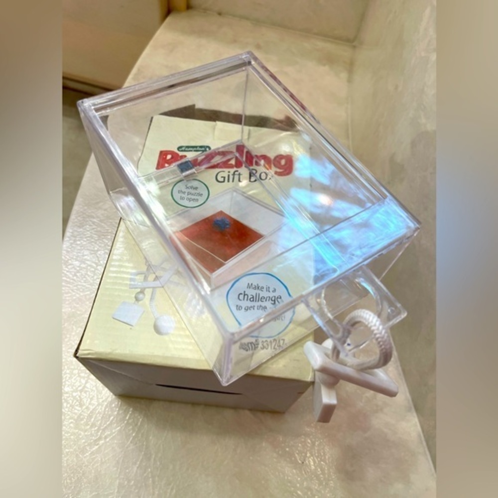 Hampton’s Puzzling Gift Box Gift Card Holder